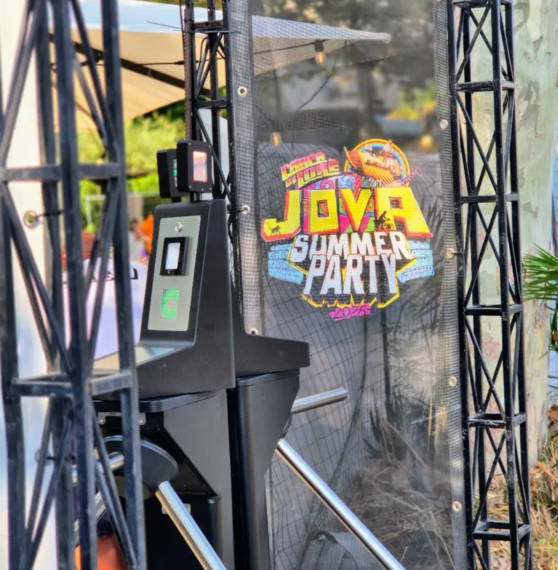 Tornello Enma per il controllo accessi all'ingresso della terrazza Numia al Jova Summer Party 2026